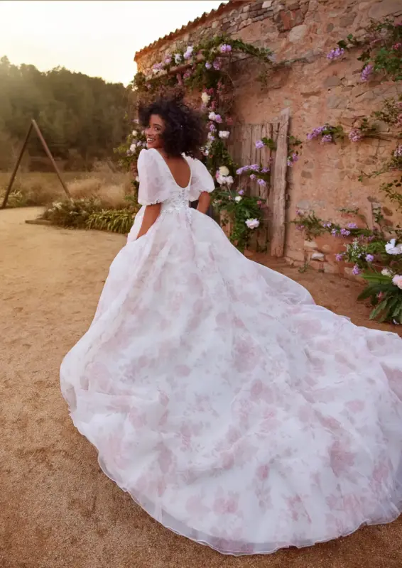 BossHochzeitshaus WinsenLuhe ModernesBrautkleid BrautkleidmitMuster Bremen Hamburg Stelle Maschen Stade WhiteOne Sarang 1 scaled 1.webp