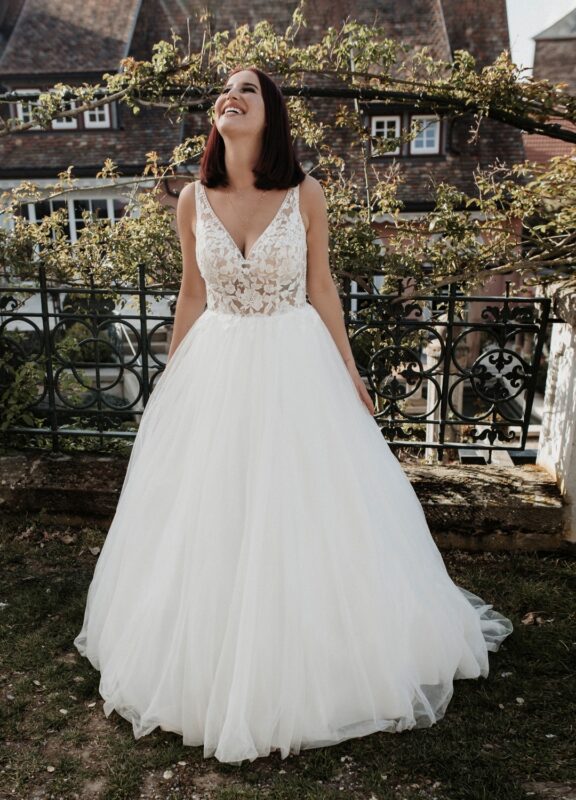 batch Boss Hochzeitshaus White One Wonder Prinzessin Brautkleid VAusschnitt Hamburg Winsen Lüneburg Bremen Stelle (1)